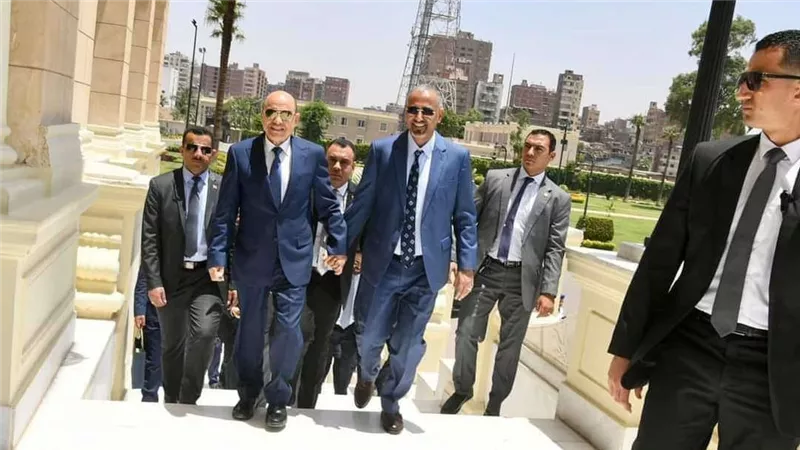 باتخاذ مواقف واضحة.. هل يقلب مجلس القيادة الرئاسي باليمن الطاولة على الحوثي؟
