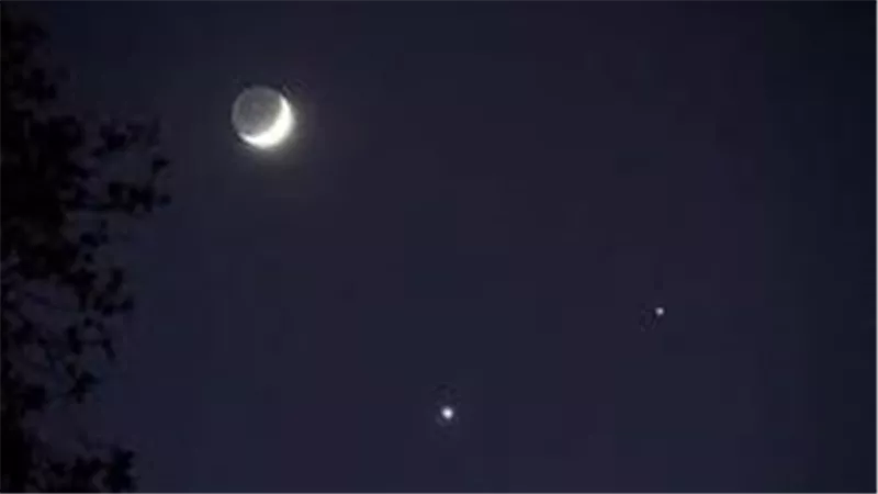 سماء مصر تشهد ظاهرة فلكية تتمثل في اقتران القمر مع الحشد النجمي