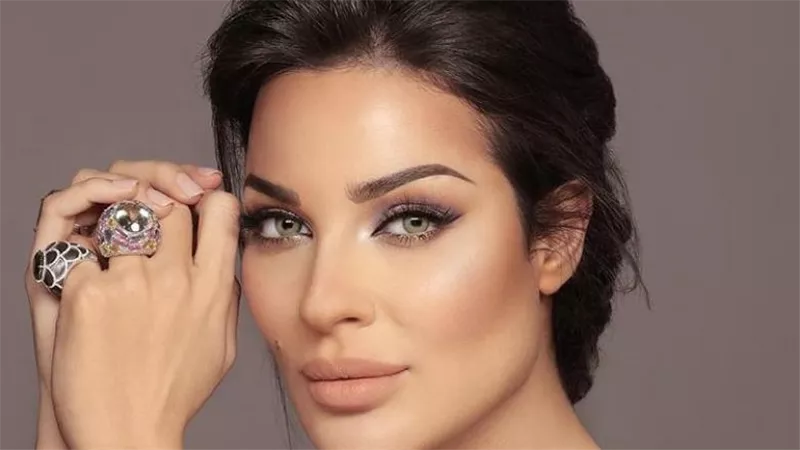  الفنانة اللبنانية نادين نجيم تحتفل بإذاعة أولى حلقات 