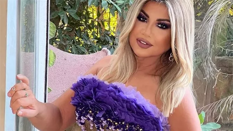  مرتدية فستانًا ذهبي اللون.. 