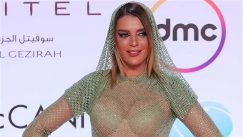 الفنانة هبة السيسي تثير الجدل عبر مواقع التواصل بعد ظهورها بفستان مكشوف بمهرجان القاهرة السينمائي (صور)