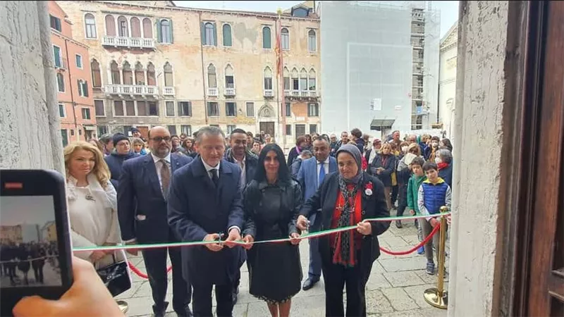 قنصل مصر في ميلانو تفتتح معرض توت عنخ أمون في مدينة فينيسيا الإيطالية