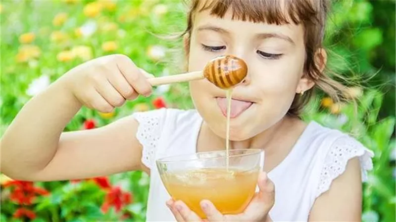 هل العسل يقوي مناعة الطفل؟.. يكافح العدوى