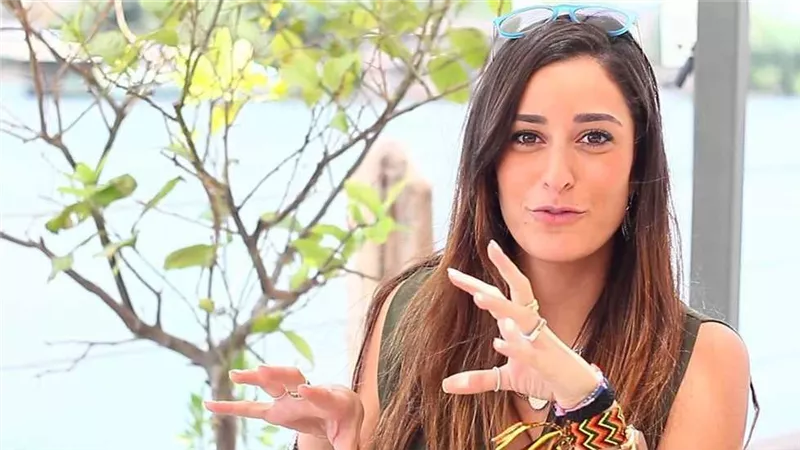  الفنانة المصرية أمينة خليل تثير حالة من الجدل بعد ظهورها وهي ترتدي دبلة في يدها عبر 