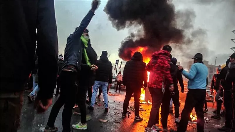 التفاصيل الكاملة حول متقل 5 في مواجهات بين الأمن والمتظاهرين غرب إيران