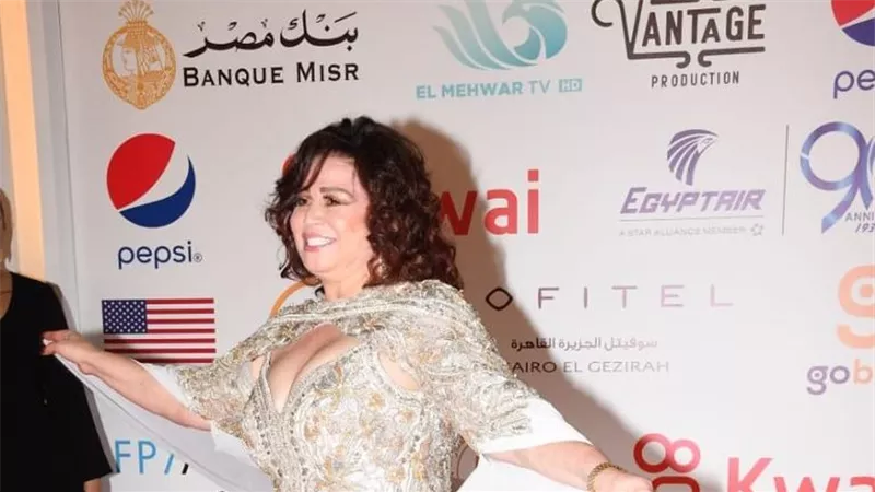 شاهد.. إطلالات النجوم والنجمات على 