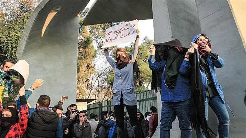 مع تصاعد الاحتجاجات في كافة المدن.. هل تحولت انتفاضة إيران إلى ثورة ضد النظام؟