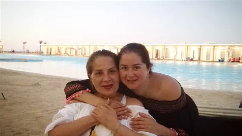  الفنانة المصرية مى نور الشريف تتصدر التريند بعد رسالتها المؤثرة للنجمة بوسي (صورة)
