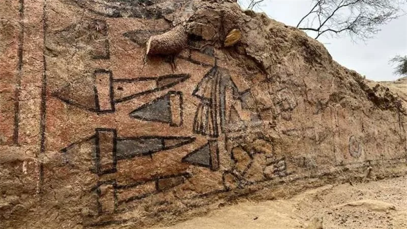 اكتشاف لوحة جدارية في شمال بيرو تعود إلى العصر ما قبل الكولومبي (صور)