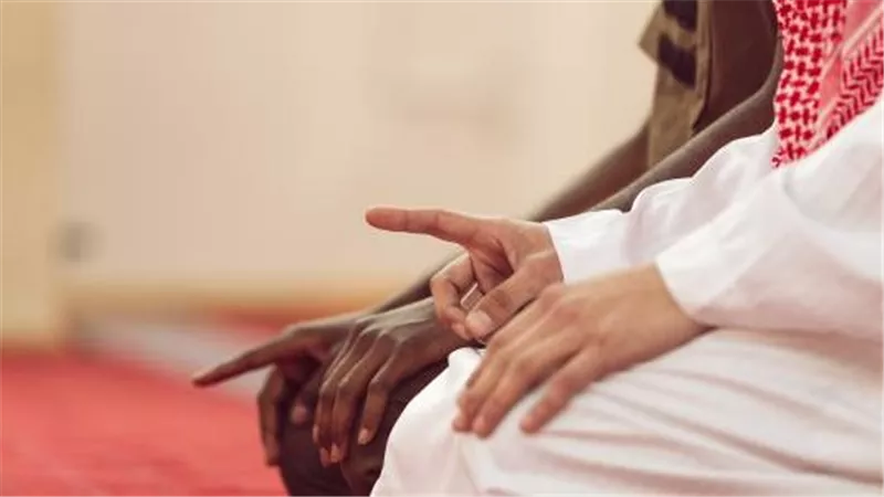 كيفية صلاة جمع التأخير.. متى يلجأ لها المسلم كرخصة مباحة؟