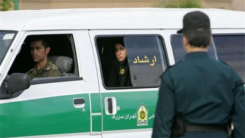 إيران تقرر حل شرطة الأخلاق وتعيد النظر في قانون الحجاب