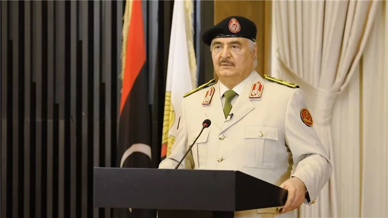 المشير خليفة حفتر يُحذر المليشيات في غرب ليبيا: تخلوا عن سلاحكم