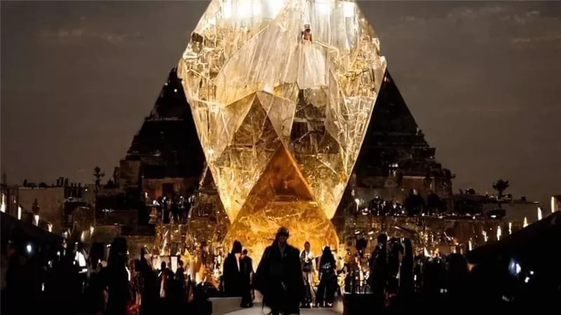 الماركة الفرنسية الشهيرة Dior يتصدر عرضها المبهر تحت سفح الأهرامات السوشيال ميديا (صور)