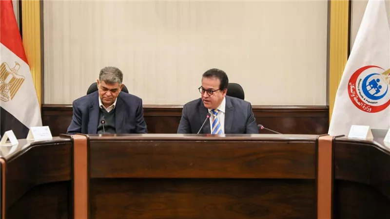 مصر.. وزير الصحة يصدر قرارًا لحل أزمة السماح للصيدلي المؤهل بحقن المريض