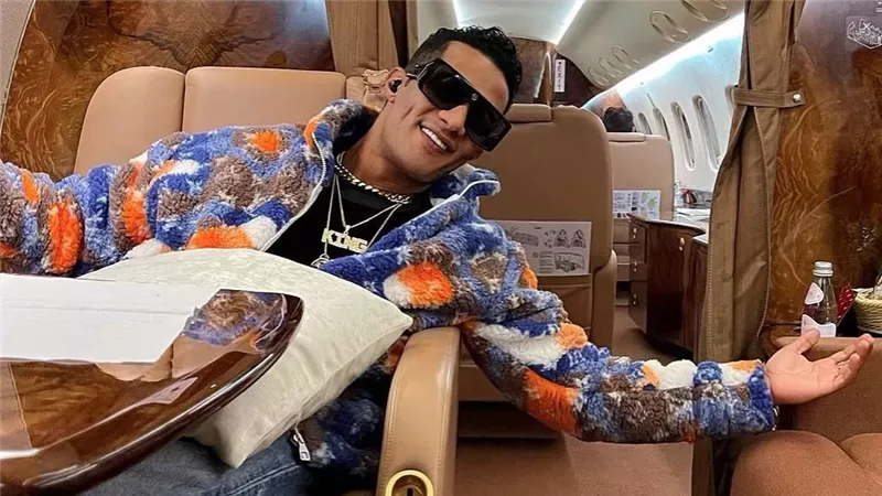 محمد رمضان يثير الجدل مجددًا.. وصلة رقص مع مضيفة داخل طائرة
