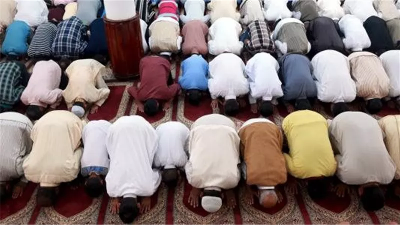 كيفية صلاة جمع التأخير الظهر والعصر.. رُخصة القصر للمسافر فقط