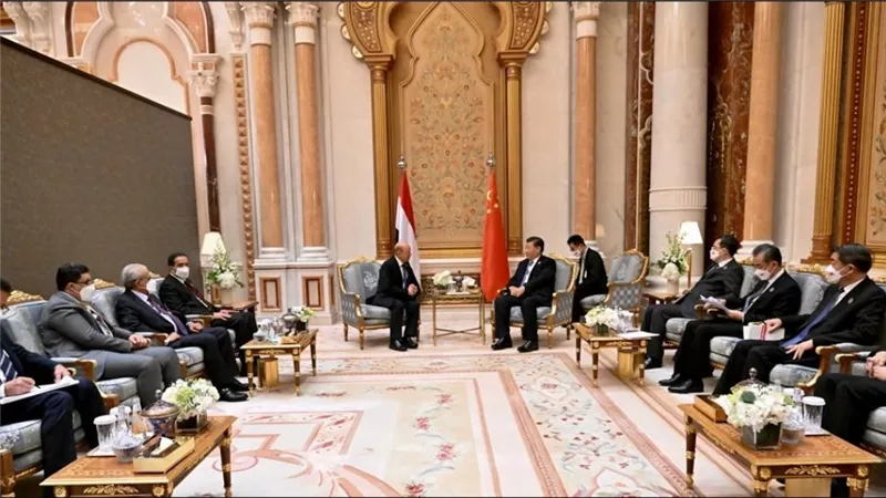العليمي يُعلن تقديره للموقف الصيني الداعم للشعب اليمني