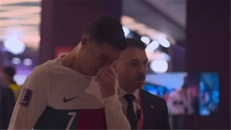 بكاء رونالدو ونيمار وسواريز.. شاهد الصورة الأكثر حزنًا وتأثيرًا في كأس العالم 