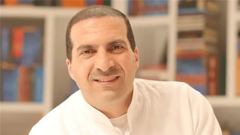  الداعية الإسلامي المصري الدكتور عمرو خالد يتصدر السوشيال ميديا.. ما القصة؟ (فيديو)