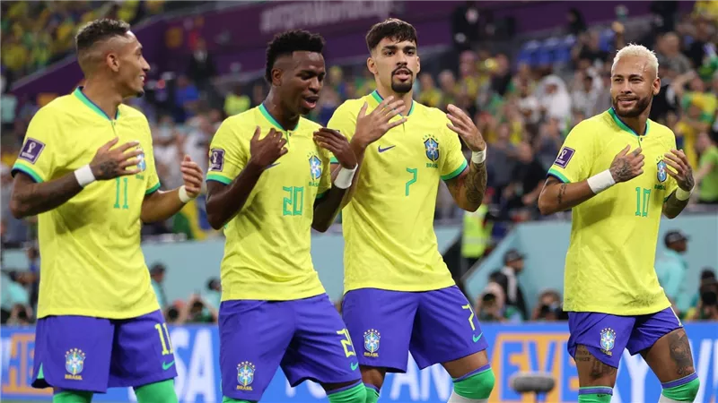 حقيقة استقبال منتخب البرازيل Brazil بالحجارة غضبًا واعتراضًا على الخروج من المونديال (فيديو)