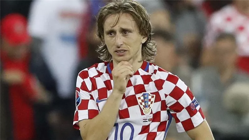 كيف فتح لوكا مودريتش النار على التحكيم بعد خسارة فريقه أمام الأرجنتين بكأس العالم 2022؟