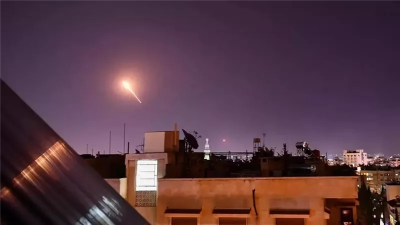 الدفاعات السورية تتصدى لعدوان إسرائيلي في محيط دمشق