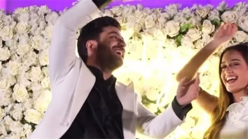  الفنان المصري الشاب نور بدر يفاجئ زميلته الممثلة نور إيهاب بعرض زواج ساحر ورومانسي (فيديو)