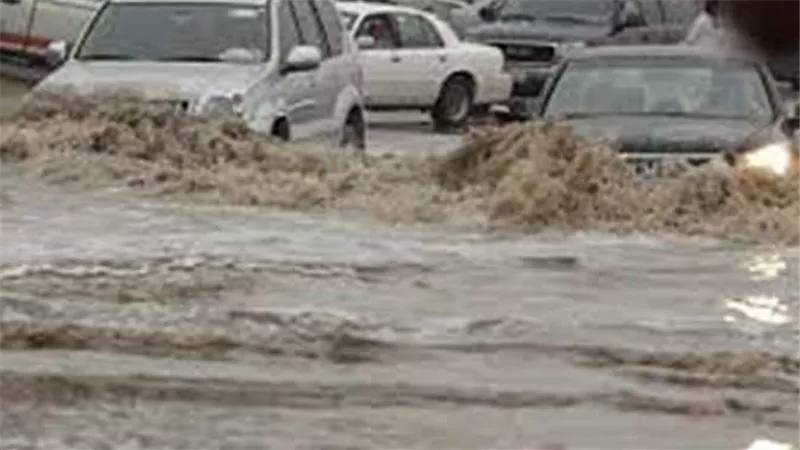 أمطار غزيرة تتسبب فى فيضانات واسعة بإندونيسيا وتشرد آلاف السكان