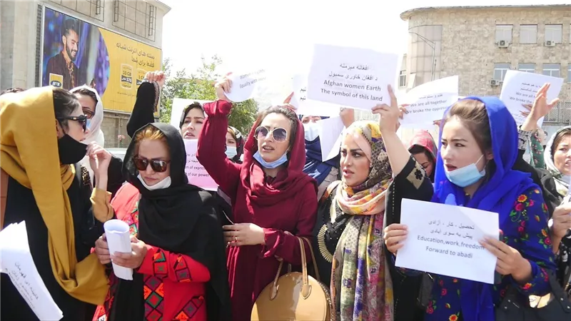 طالبان تحظر عمل نساء أفغانستان.. تنديدات ومساندات أممية وأوروبية