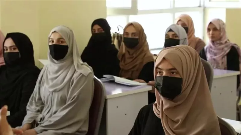طالبان تسخر من انتقادات إيران لمنع تعليم المرأة.. أقنعوا نساؤكم المحتجات