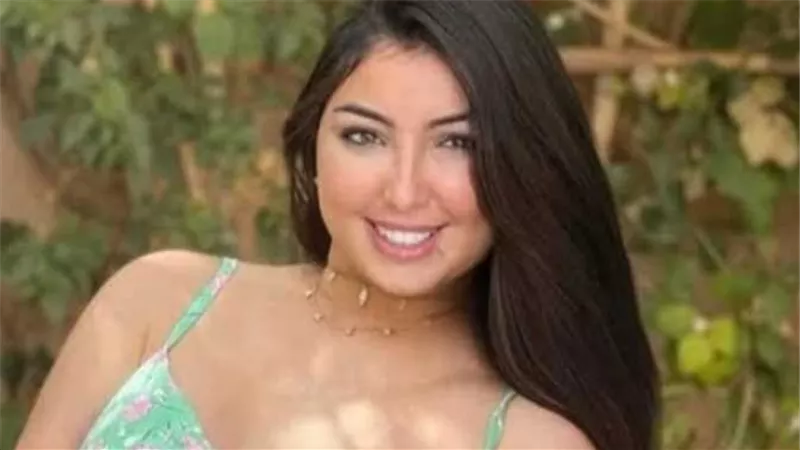 الفنانة المغربية دنيا بطمة تلوح بعلامة النصر في أول رد فعل لها بعد الطلاق رسميًا (صورة)