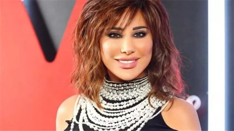 صور للفنانة نجوى كرم تظهر فيها وهي تطبع بصمتها على قالب أسمنتي تتصدر السوشيال ميديا.. ما القصة؟