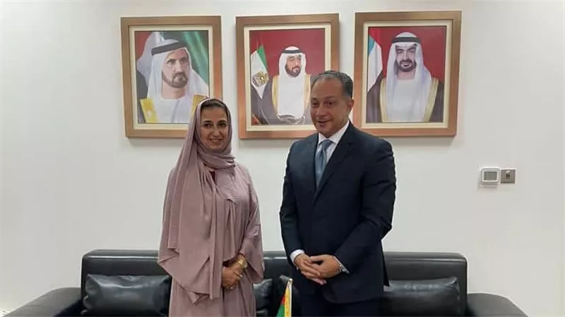 السفير المصري بأبو ظبي يلتقي مندوبة الإمارات لدى الوكالة الدولية للطاقة المتجددة 