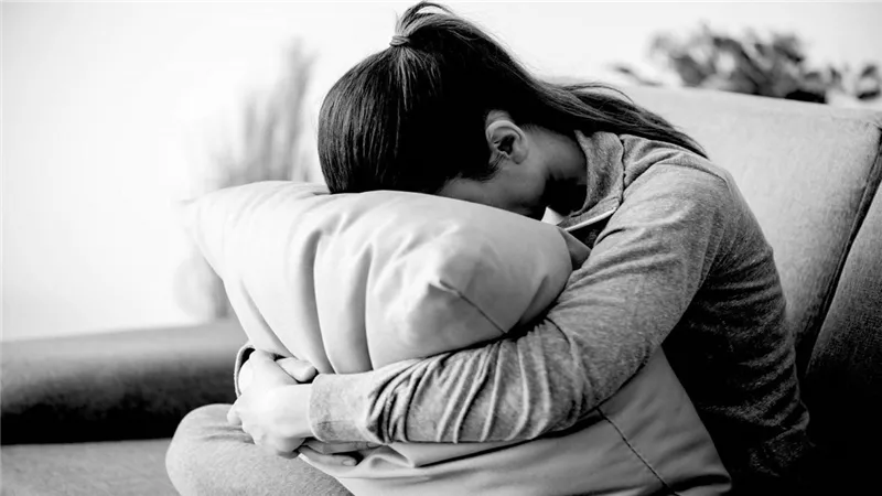 ما الفرق بين الحزن والاكتئاب؟ (أعراضه)