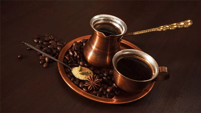 طريقة عمل القهوة العربية السادة.. 4 وصفات السر فيها الماء البارد