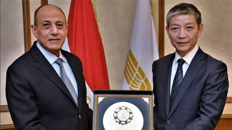 وزير الطيران يبحث مع السفير الصينى تعزيز التعاون المشترك فى مجال النقل الجوى