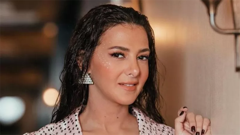 دنيا سمير غانم تشارك رفقة بيومي فؤاد في تحدي الرقص على طريقة مسلسل Wednesday (فيديو)