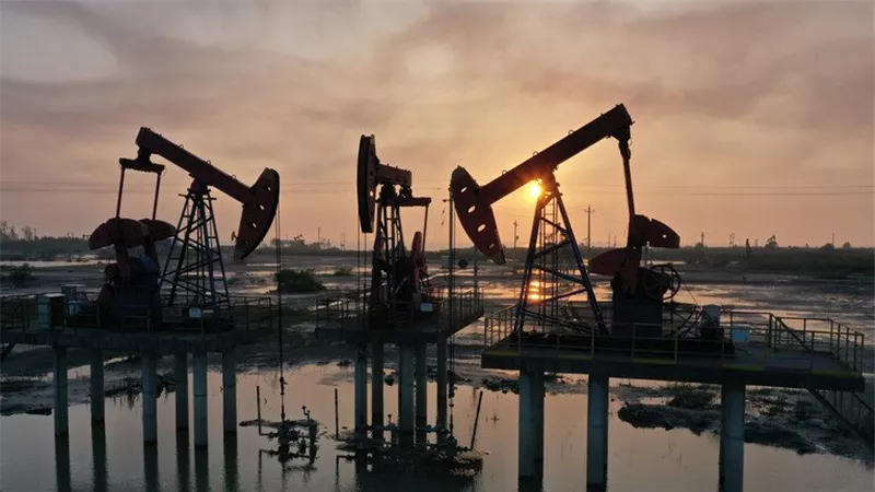 انخفاض أسعار النفط في الأسواق الدولية وخام برنت يسجل 84.65 دولار للبرميل
