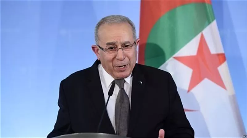  وزير الخارجية الجزائري يلتقي نظيرَه المالي