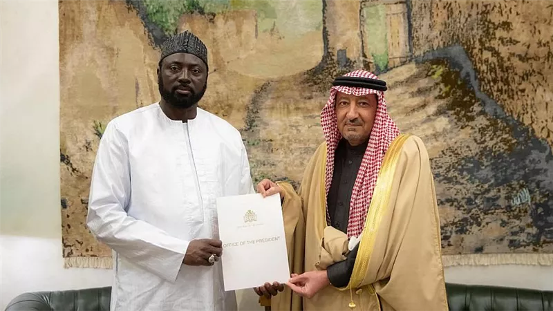 العاهل السعودي يتلقى رسالة خطية من رئيس جمهورية جامبيا