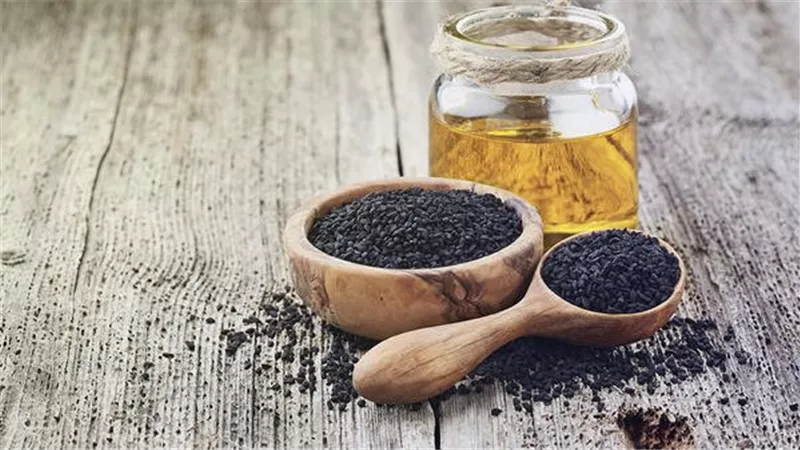 فوائد العسل مع حبة البركة للرجل.. يزيد من فرص الإنجاب