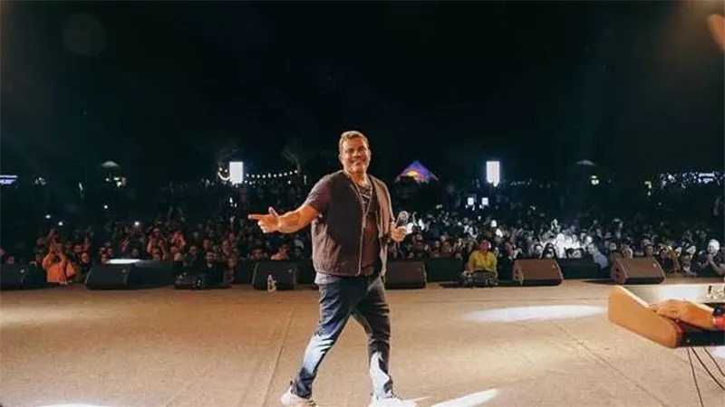  بعد أسبوع حافل بالأنشطة المختلفة.. النجم المصري عمرو دياب يتصدر التريند (صور)