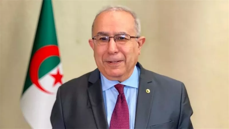 وزير الخارجية الجزائري يلتقي الممثلَ الأممي الخاص في ليبيا