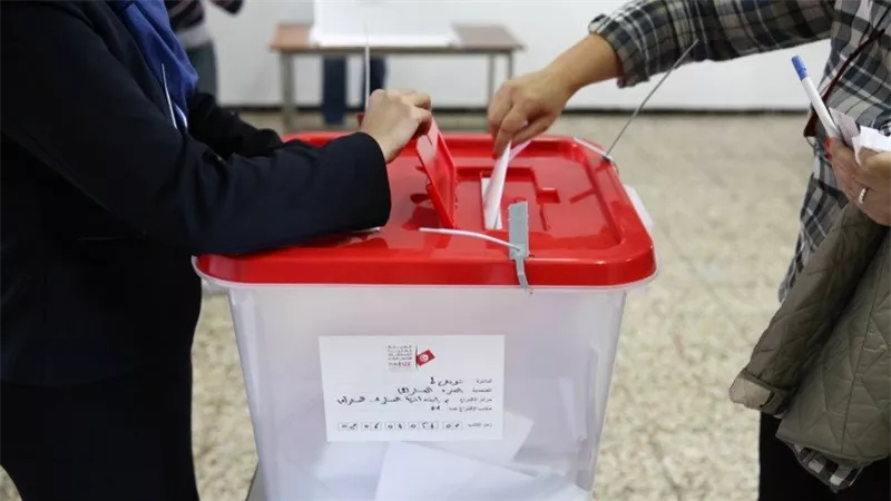 الناخبون التونسيون يتوجهون اليوم إلى صناديق الاقتراع للإدلاء بأصواتهم  في الانتخابات التشريعية