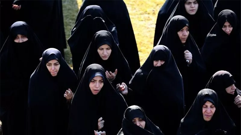 وسط التظاهر ضد السياسات القمعية.. السلطات الإيرانية تواصل انتهاكاتها ضد النساء بسبب الحجاب