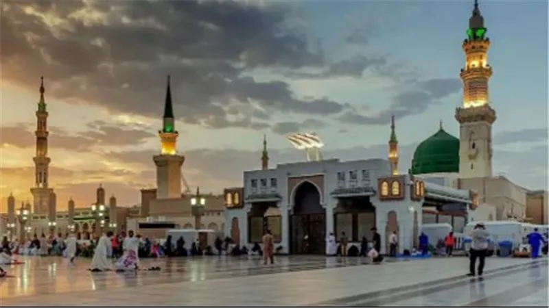 القصة الكاملة حول واقعة دخول امرأتين غير مسلمتين لساحات المسجد النبوي (أول رد رسمي)