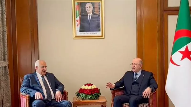 رئيس الوزراء الجزائري يلتقي وزيرَ الداخلية الفلسطيني